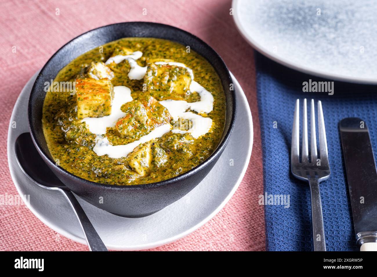 Bristol, Regno Unito. Un contorno di Saag Paneer o paneer Palak servito al tavolo. Un piatto tradizionale della cucina indiana e pakistana. Popolare nel Regno Unito Foto Stock