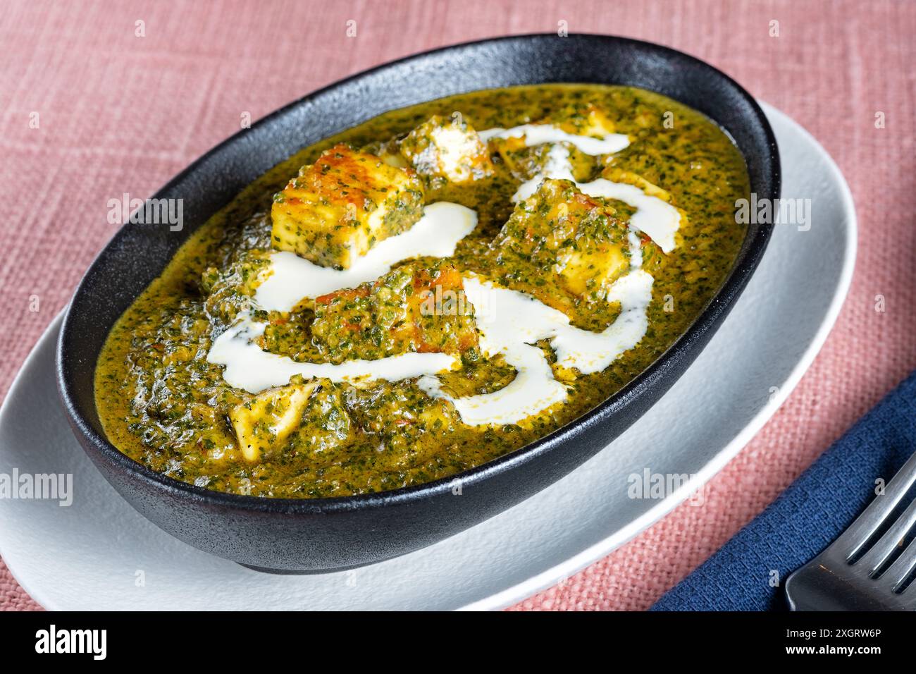 Bristol, Regno Unito. Un contorno di Saag Paneer o paneer Palak servito al tavolo. Un piatto tradizionale della cucina indiana e pakistana. Popolare nel Regno Unito Foto Stock