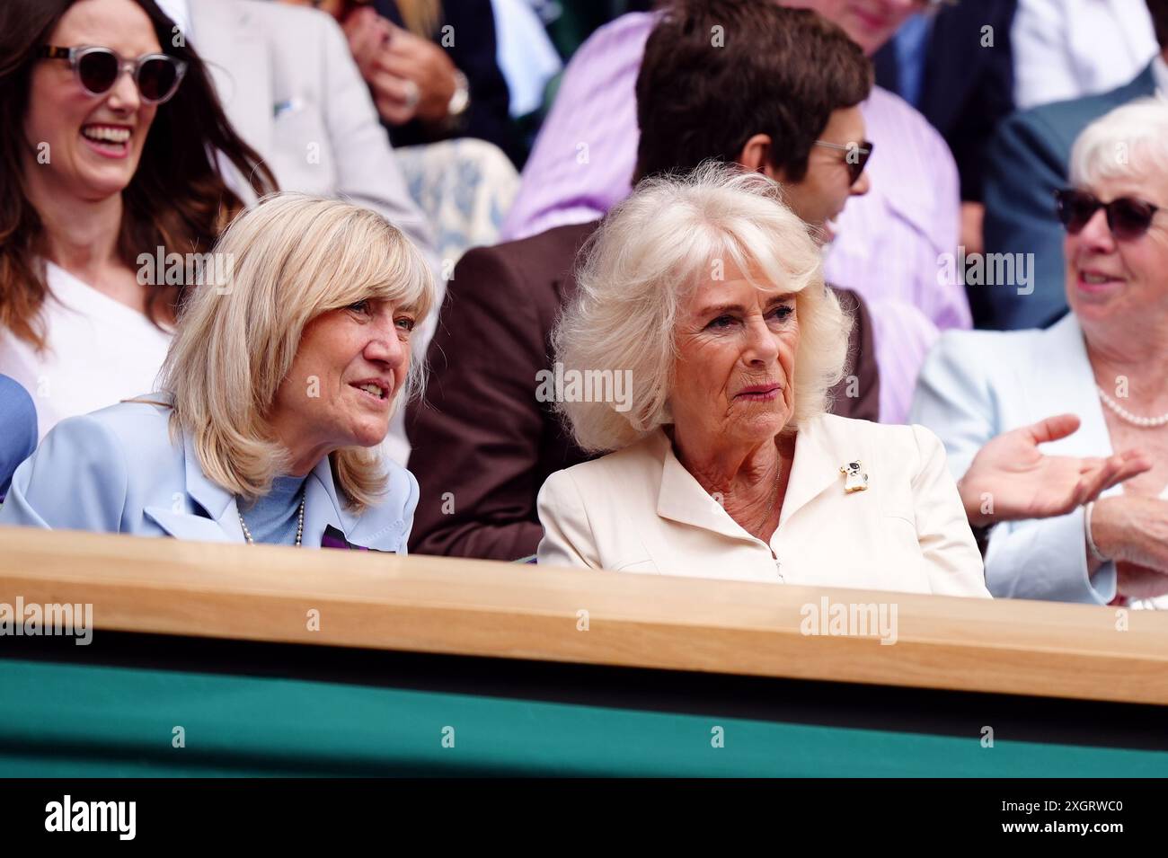 La regina Camilla e Debbie Jevans, presidente dell'All England Lawn Tennis Club nel palco reale il giorno dieci dei Campionati di Wimbledon 2024 all'All England Lawn Tennis and Croquet Club di Londra. Data foto: Mercoledì 10 luglio 2024. Foto Stock