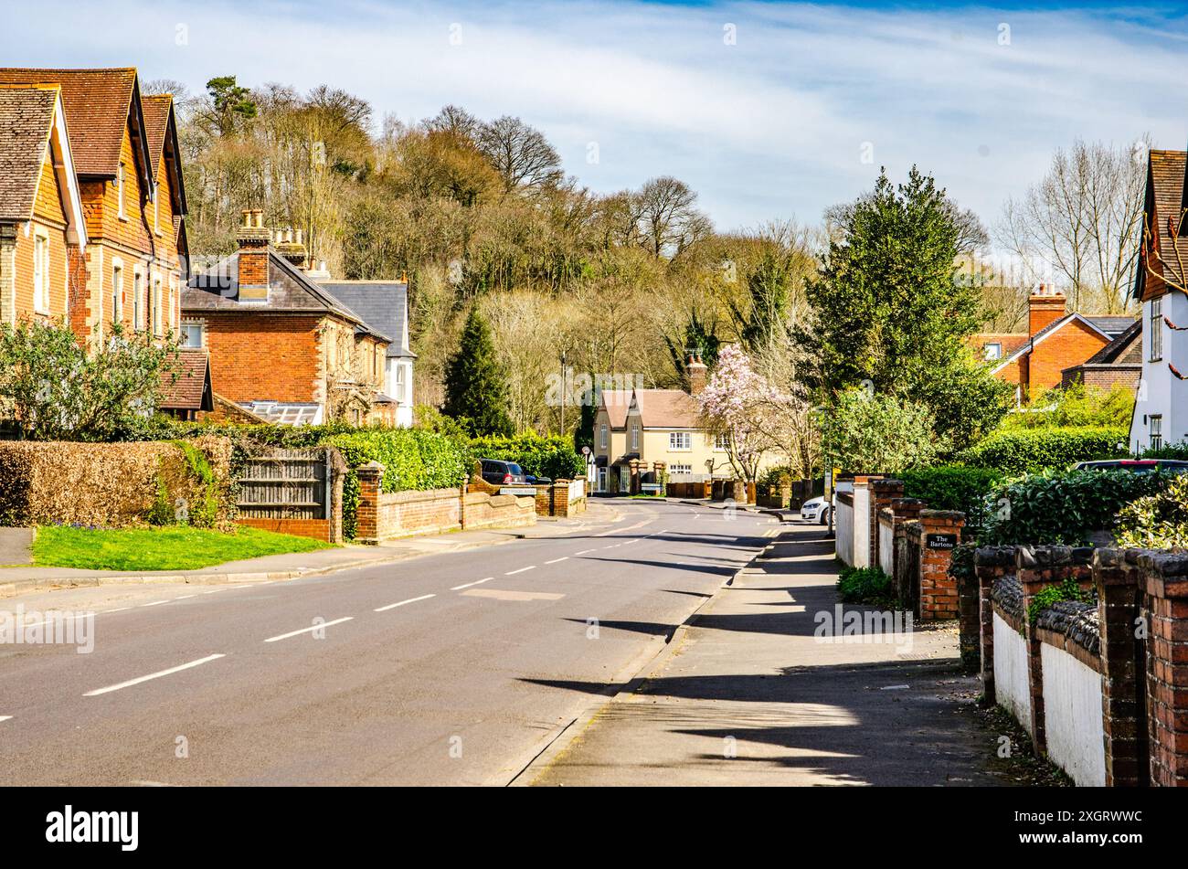 Tipica strada periferica del Surrey Wonersh in una giornata di sole Foto Stock