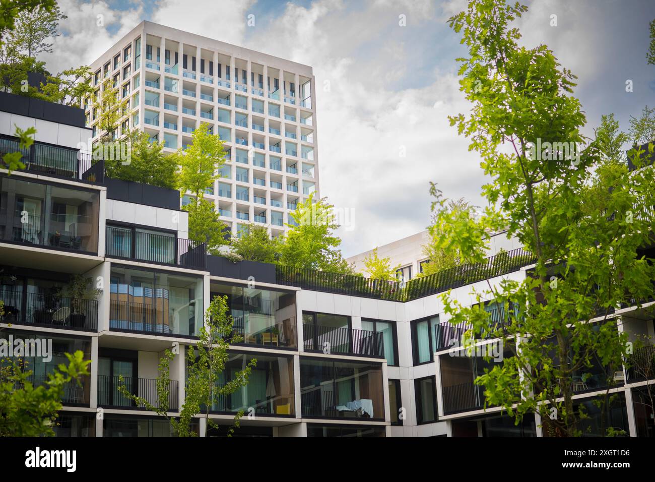 Anversa, Belgio, 12 maggio 2024: Veduta dei moderni condomini nel quartiere Nieuw Zuid di Anversa Foto Stock