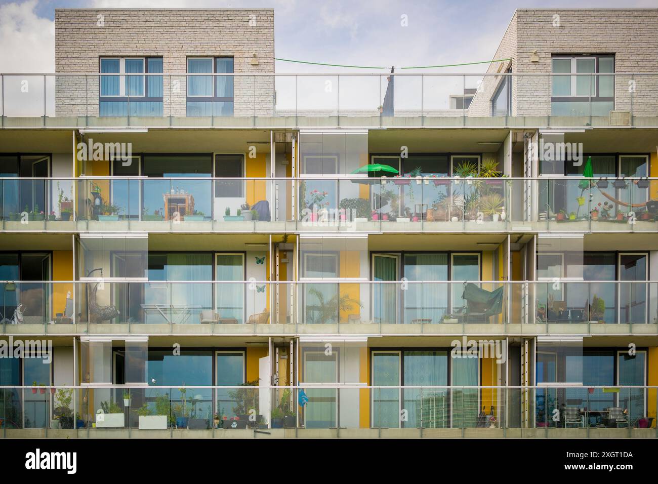Anversa, Belgio, 12 maggio 2024: Veduta dei moderni condomini nel quartiere Nieuw Zuid di Anversa Foto Stock