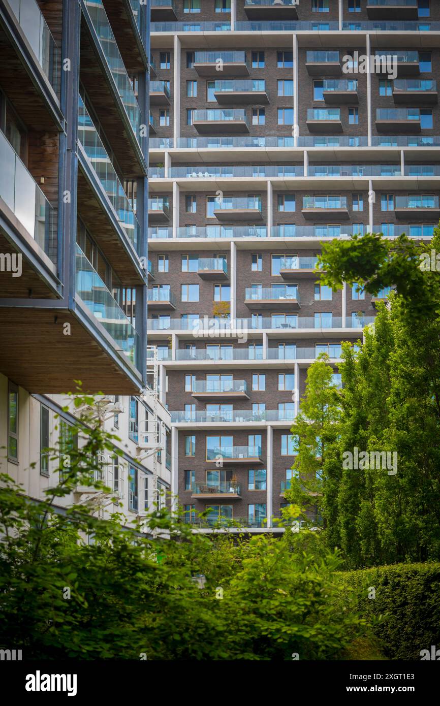 Anversa, Belgio, 12 maggio 2024: Veduta dei moderni condomini nel quartiere Nieuw Zuid di Anversa Foto Stock