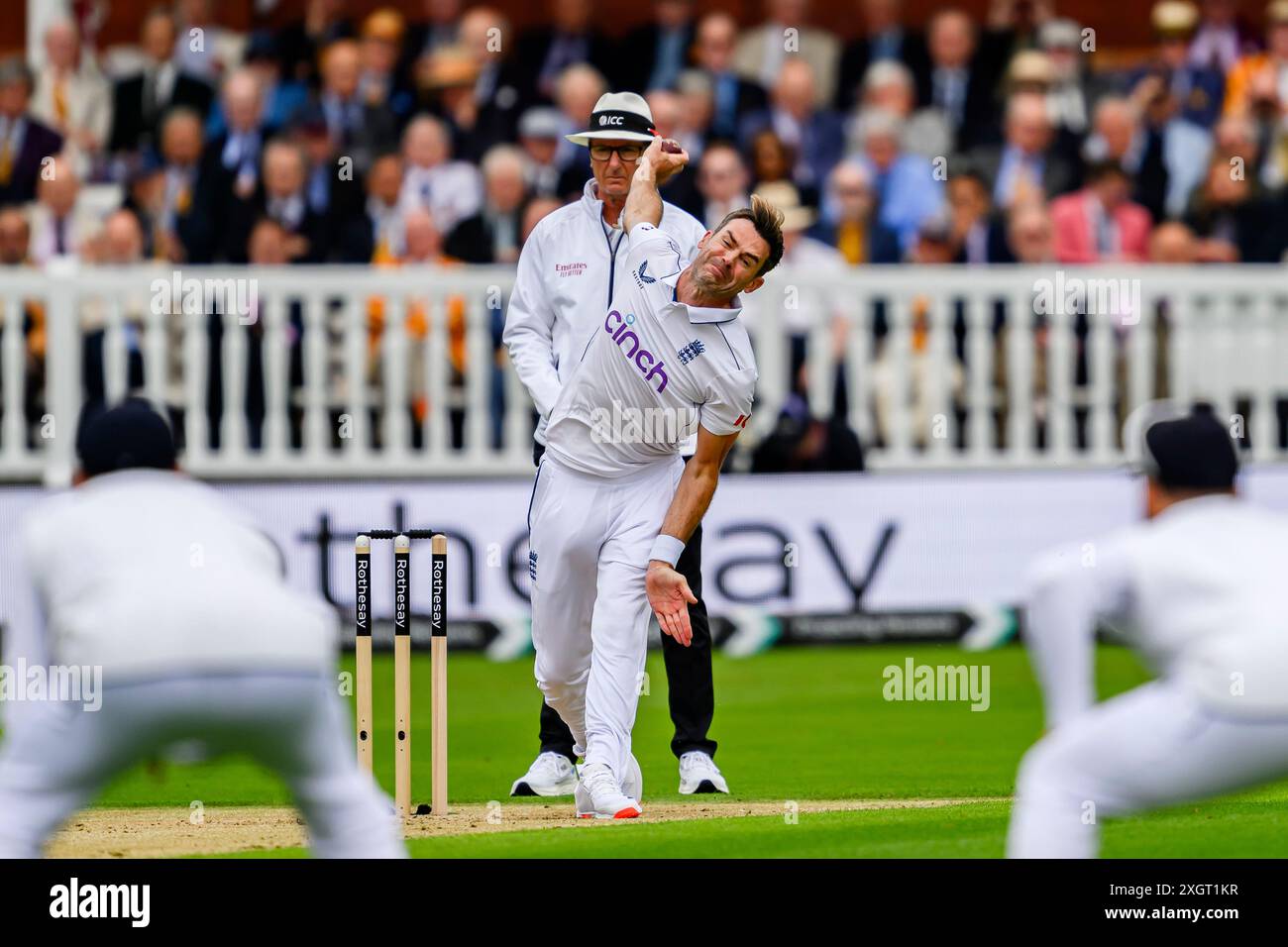LONDRA, REGNO UNITO. 10 luglio, 24. James Anderson dell'Inghilterra in azione durante il primo Rothesay test match tra Inghilterra uomini e Indie occidentali al Lord's Cricket Ground mercoledì 10 luglio 2024 a LONDRA, INGHILTERRA. Crediti: Taka Wu/Alamy Live News Foto Stock