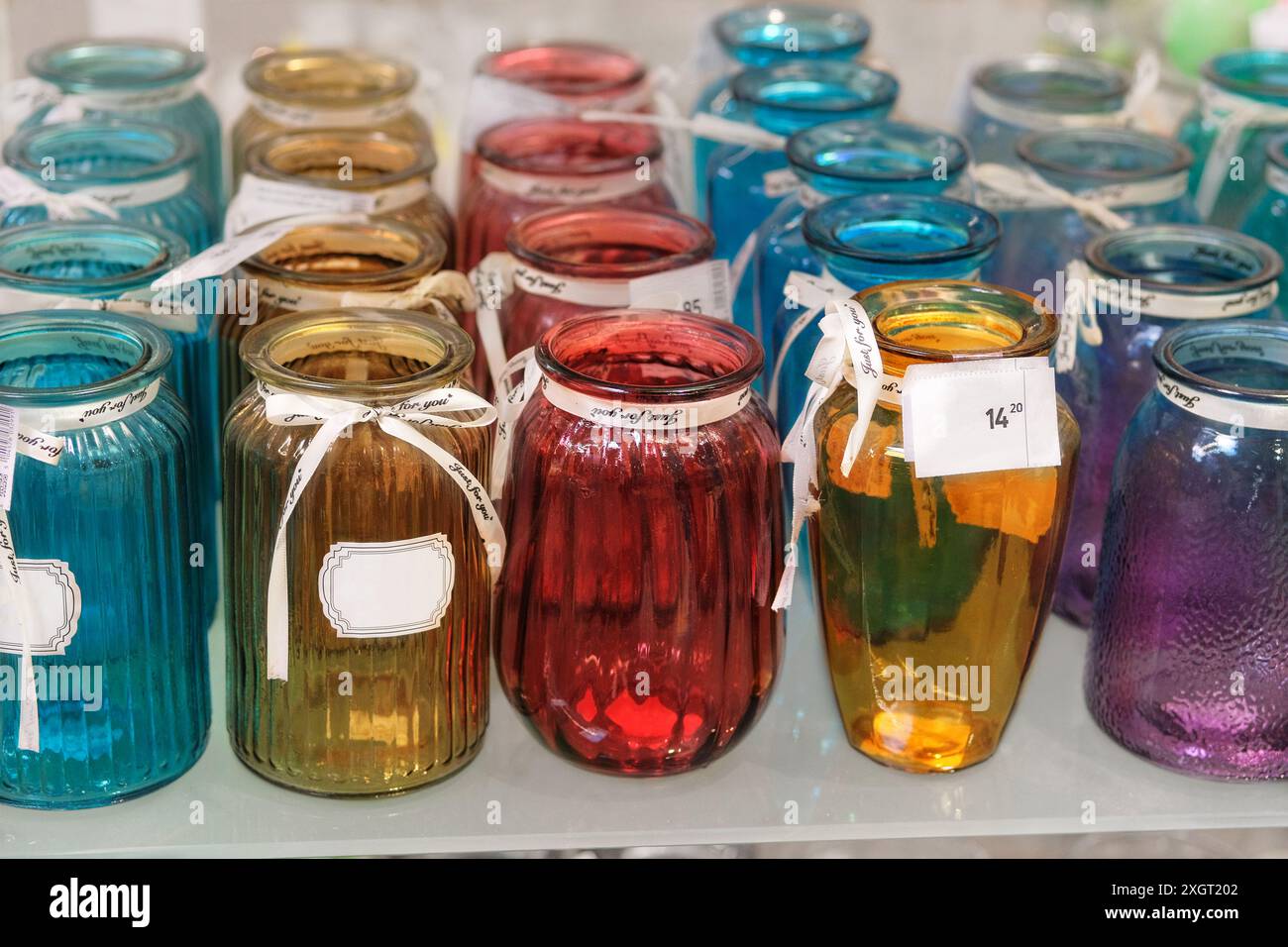 I vasi in vetro colorato sono venduti in negozio. Vasi per fiori. Foto Stock