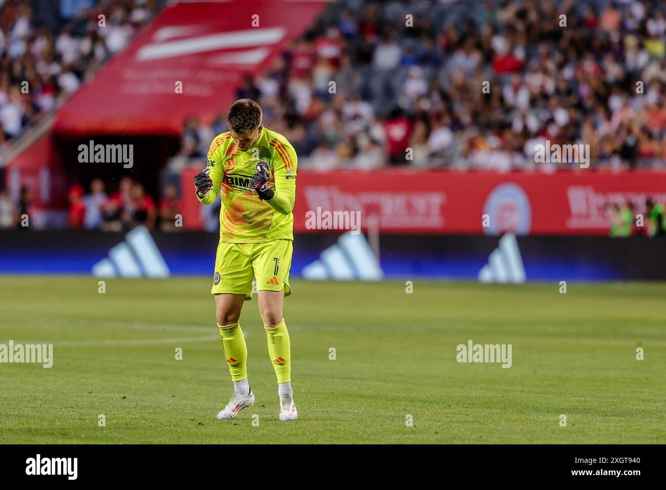 Il portiere dei Philadelphia Union, Oliver Semmle, festeggia dopo che l'Unione ha segnato un gol a Chicago, il 3 luglio 2024. Foto Stock