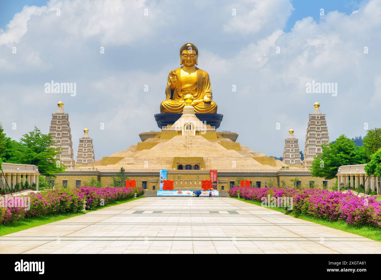 Kaohsiung, Taiwan - 29 aprile 2019: Splendida vista del grande Buddha di Fo Guang e delle quattro nobili statue di verità nel Museo del Buddha di Fo Guang Shan. Foto Stock