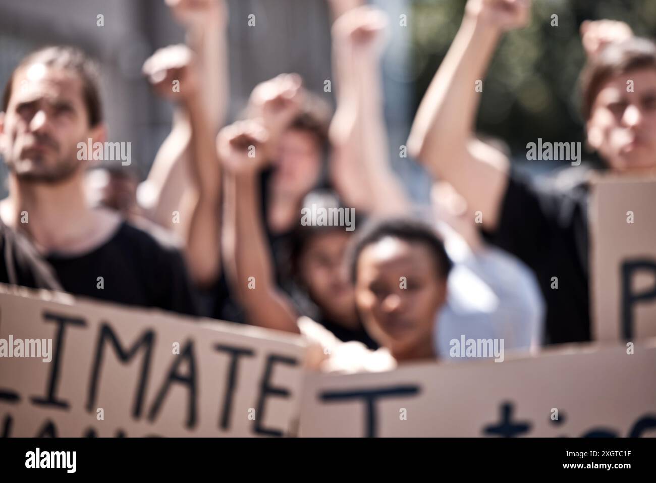 Persone, gruppi e proteste per il cambiamento climatico, pugno e manifesto per l'annuncio con responsabilità. Uomini, donne e cartone firmano in strada per richiesta Foto Stock