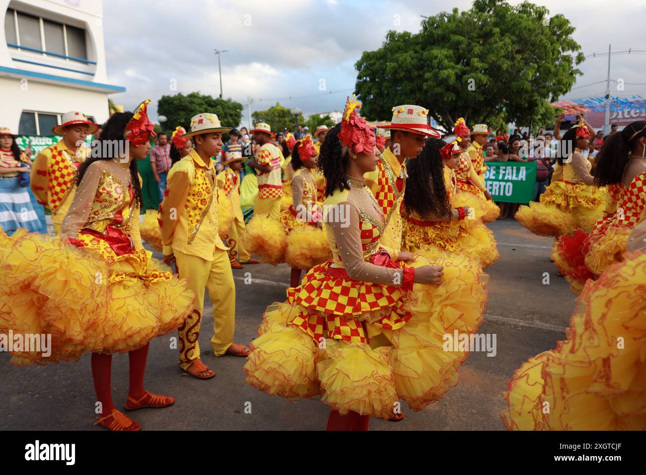 Olindina, bahia, brasile - 22 giugno 2024: Ballo di gruppo danza di piazza alle feste di Sao Joao nella città di Olindina. Foto Stock