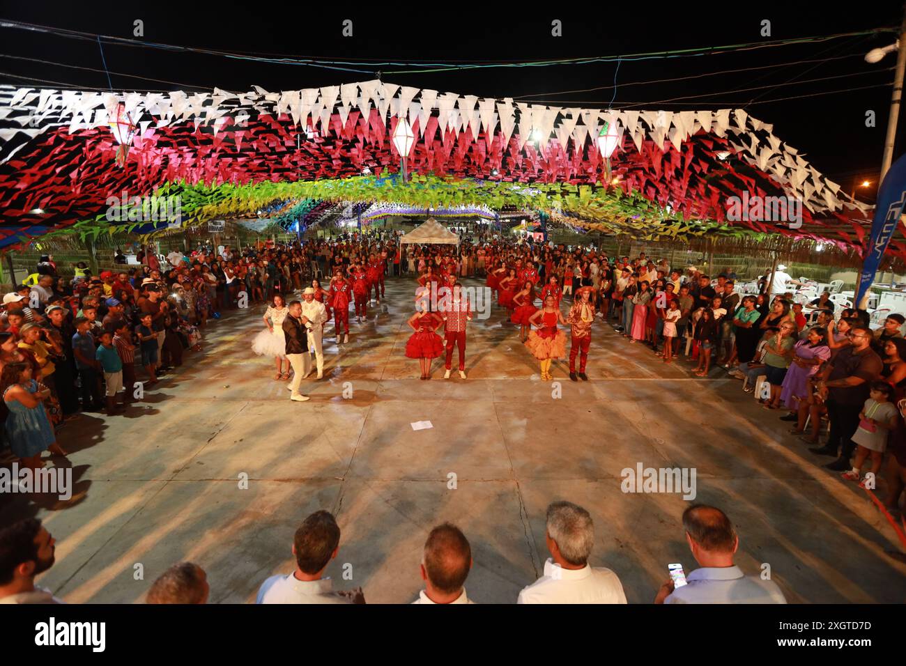 Rodelas, bahia, brasile - 15 giugno 2024: Gruppo esegue la danza di piazza Sao Joao nella città di Rodelas. Foto Stock