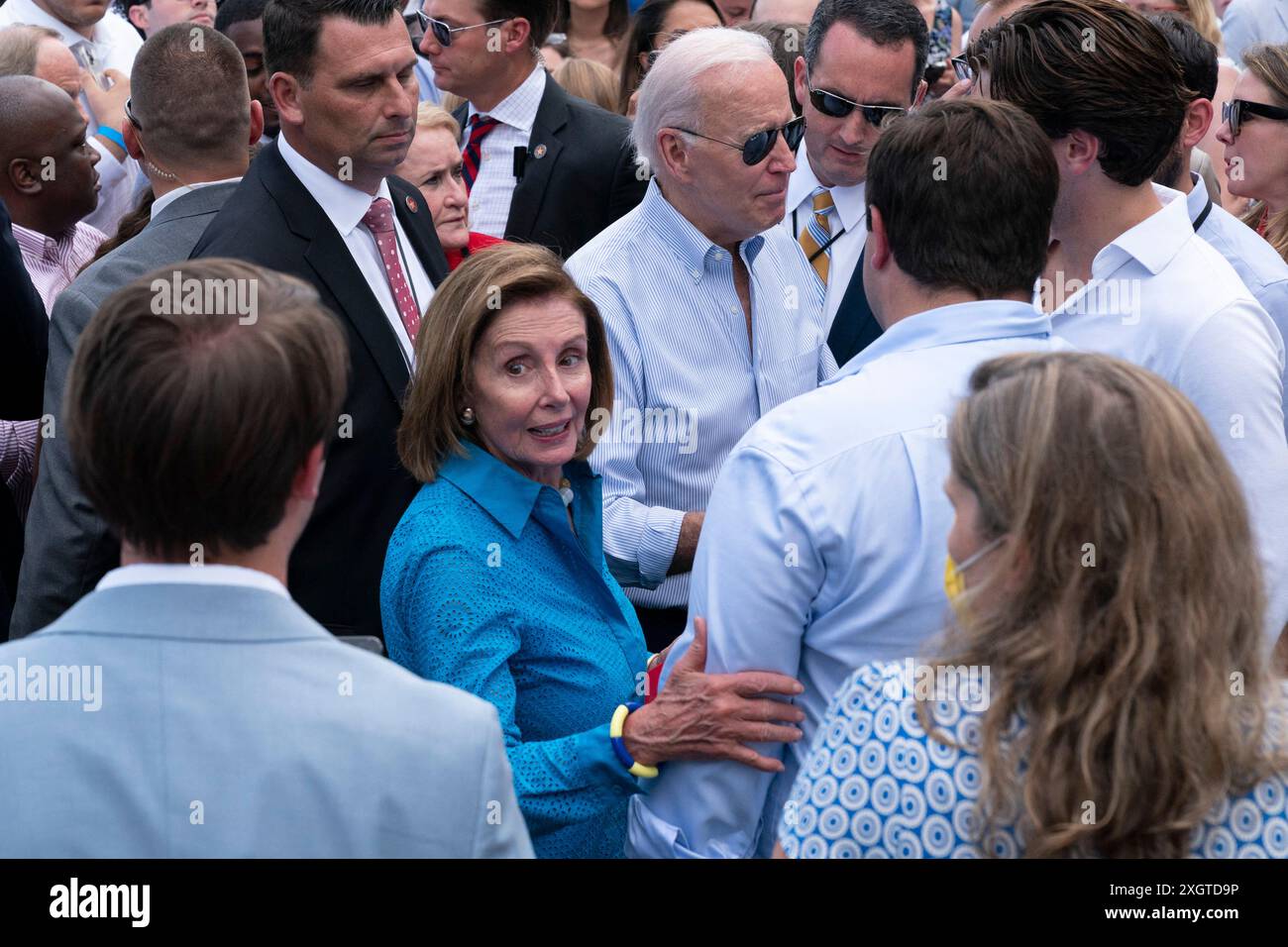 Washington, Stati Uniti. 12 luglio 2022. Il Presidente degli Stati Uniti Joe Biden parla con gli ospiti della Presidente della camera dei rappresentanti degli Stati Uniti Nancy Pelosi (Democratica della California) durante il picnic del Congresso alla Casa Bianca di Washington, DC, USA, martedì 12 luglio, 2022. foto di Chris Kleponis/Pool/ABACAPRESS. COM credito: Abaca Press/Alamy Live News Foto Stock