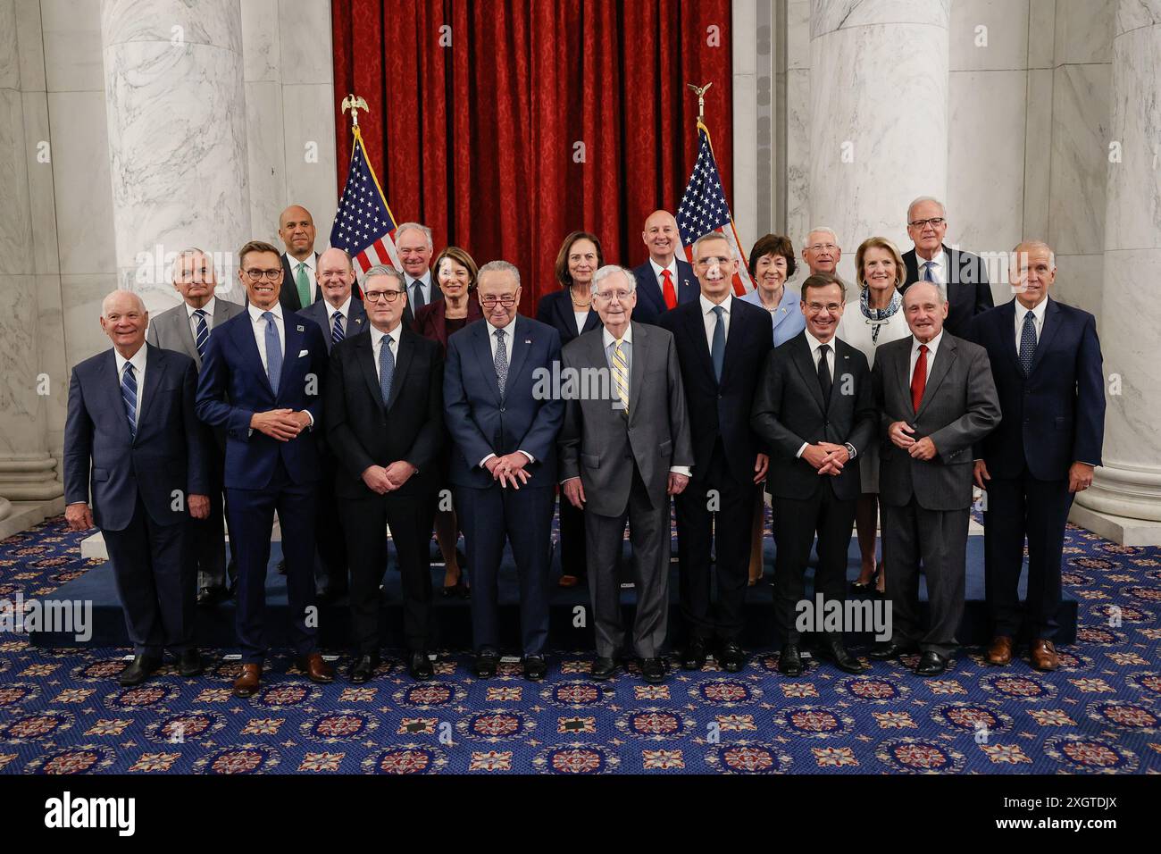 Washington, Stati Uniti. 10 luglio 2024. Chuck Schumer, il leader repubblicano del Senato Mitch McConnell e un gruppo di senatori bipartisiani posano per una foto con i membri della NATO il presidente finlandese Alexander Stubb (2° da sinistra), il primo ministro britannico Keir Starmer (3° da sinistra), il segretario generale della NATO Jens Stoltenberg (4° da destra) e il primo ministro Ulf Kristersson (terzo da destra) al Russell Senate Office Building il 10 luglio 2024 a Washington DC. foto di Jemal Countess/UPI credito: UPI/Alamy Live News Foto Stock