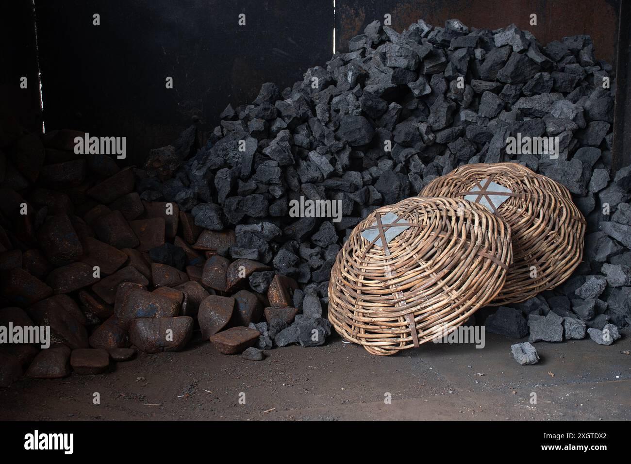 Cestelli in vimini rustici, carbone di ghisa e coke duro in una fonderia di ghisa industriale Foto Stock