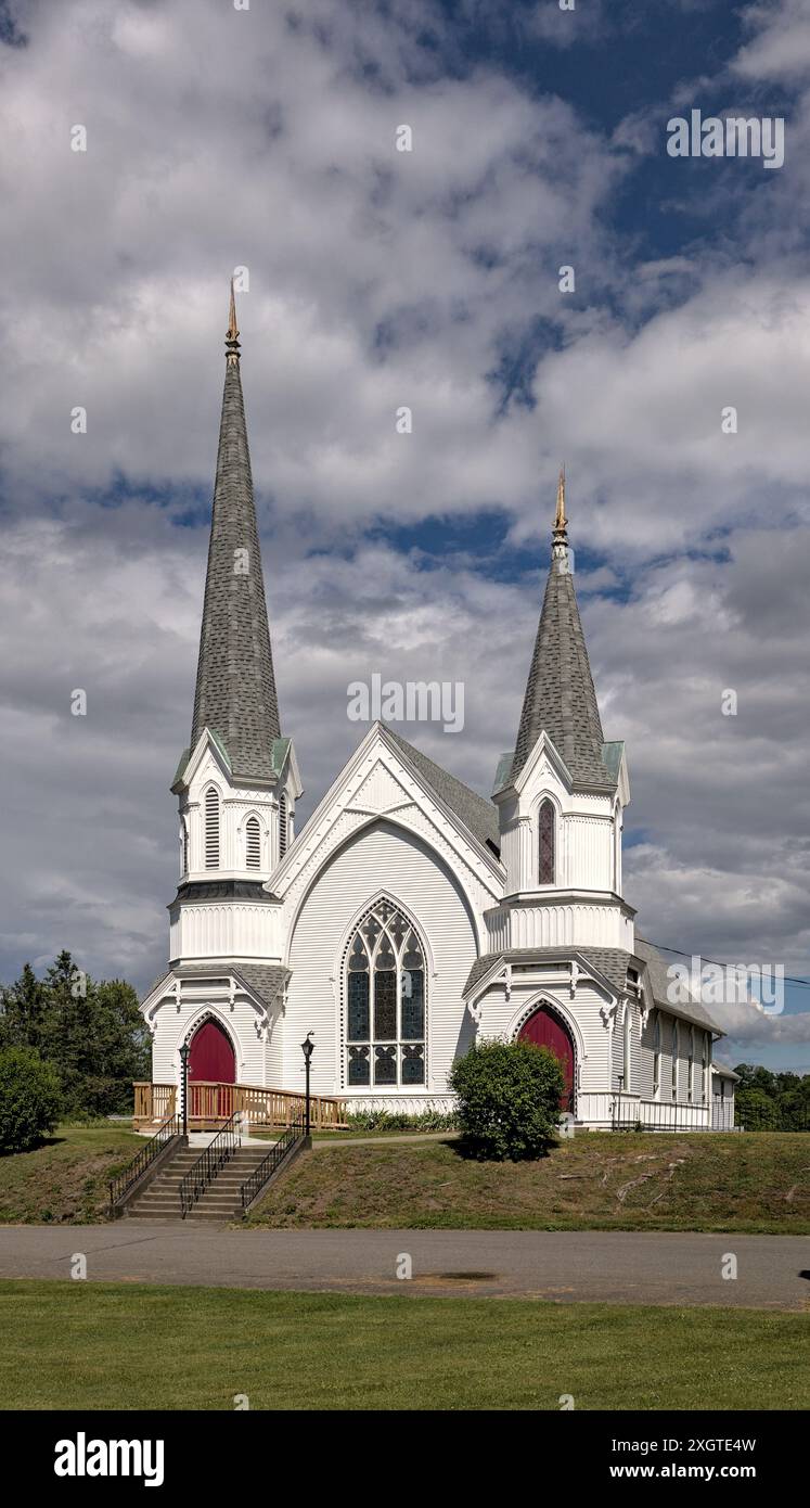 piccola chiesa nella valle dell'hudson nella parte settentrionale dello stato di new york (facciata storica dell'istituzione cristiana con scalini a torre ripida) Foto Stock