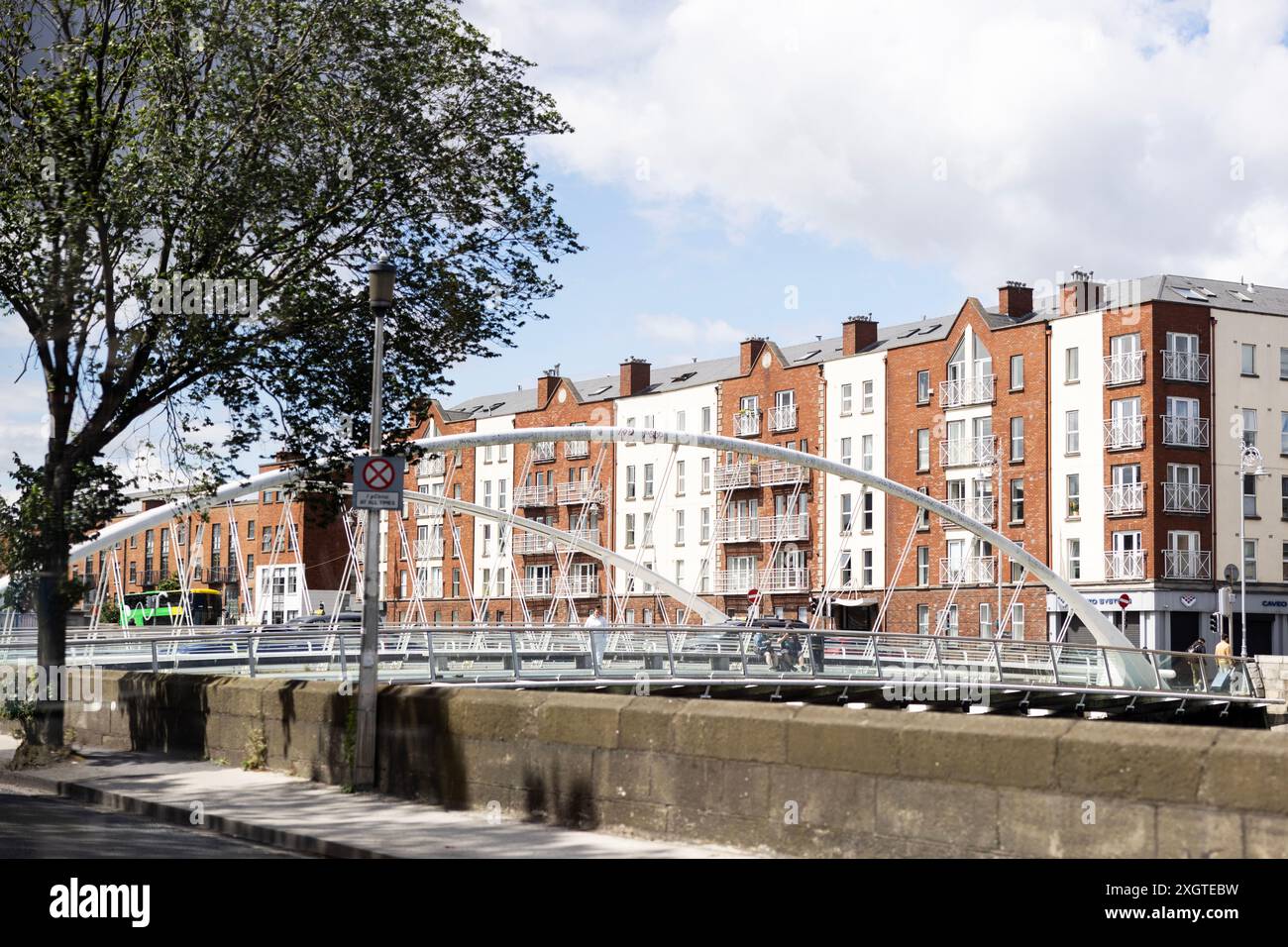 L'edificio di appartamenti Clifden Court su Ellis Quay e il James Joyce Bridge sul fiume Liffey a Dublino, Irlanda. Foto Stock