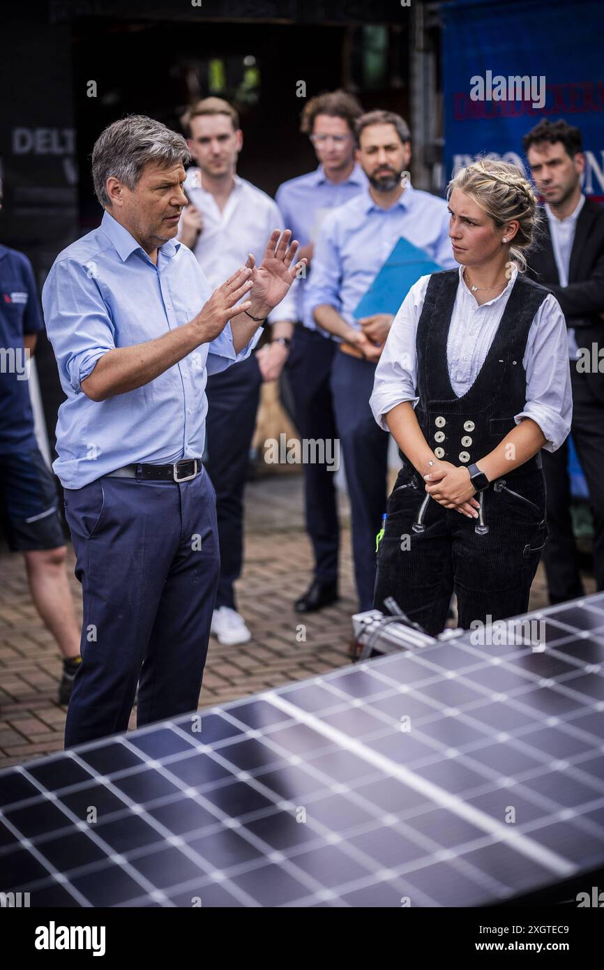 Der Bundesminister fuer Wirtschaft und Klimaschutz Robert Habeck Buendnis 90/ die Gruenen auf Sommerreise durch Deutschland. Hier in Bochum, 10.07.2024 beim Besuch eines Dachdeckers mit Solardach-Elementen Fotografiert im Auftrag des BMWK Bochum Deutschland *** il Ministro federale dell'economia e della protezione del clima Robert Habeck Buendnis 90 Die Gruenen in un tour estivo attraverso la Germania qui a Bochum, 10 07 2024 visitare un conciatetto con elementi solari del tetto fotografato per conto di BMWK Bochum Germania Copyright: xDominikxButzmannxBMWKxphotothek.dex Foto Stock