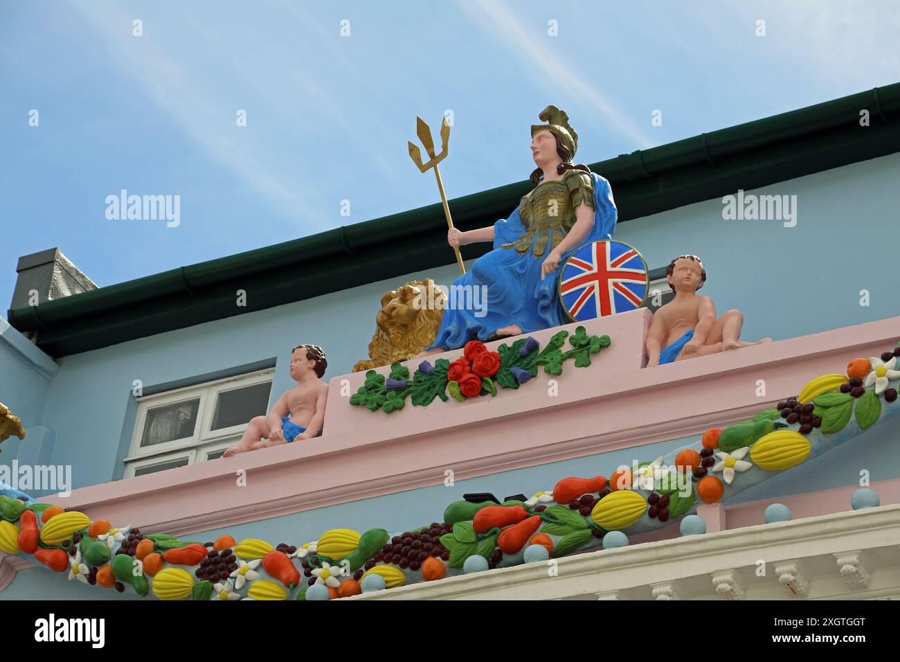 Statua della Britannia sulla casa pubblica di Lamplighter a St Helier nel Jersey Foto Stock