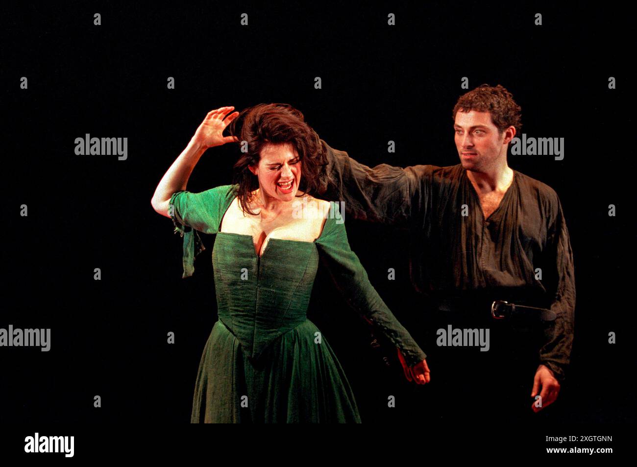 Sally Dexter (Lady Macbeth), Rufus Sewell (Macbeth) in MACBETH di Shakespeare al Queen's Theatre, Londra W1 03/03/1999 scenografia: Jeremy Herbert costumi: Laura Hopkins illuminazione: Rick Fisher regista: John Crowley Foto Stock