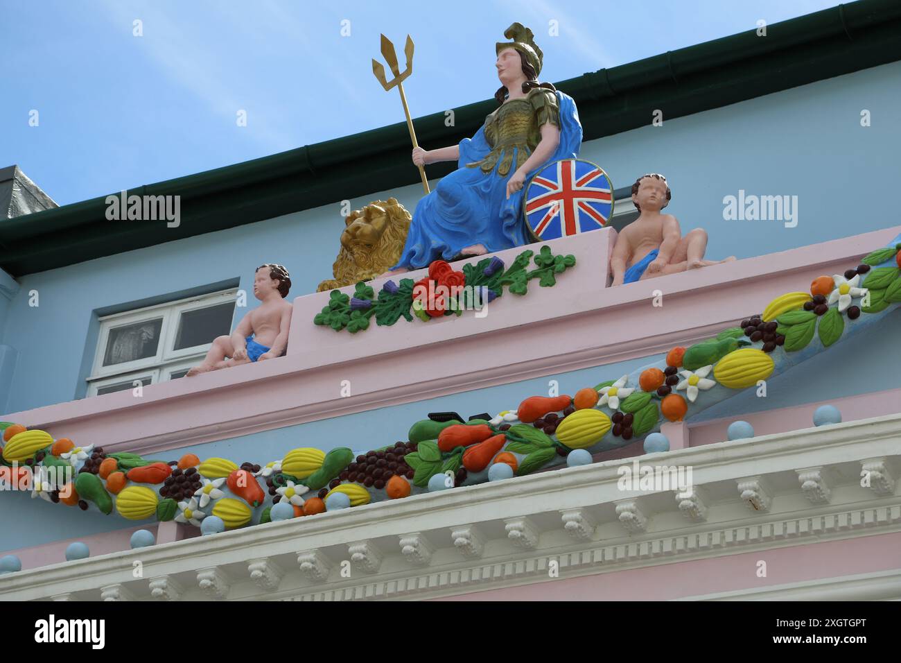 Statua della Britannia sulla casa pubblica di Lamplighter a St Helier nel Jersey Foto Stock