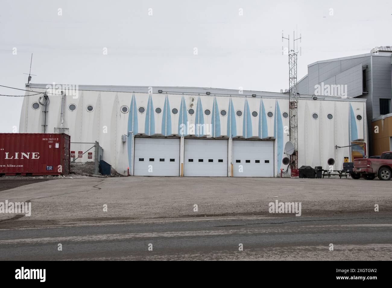 Vigili del fuoco su Nunavut Drive a Iqaluit, Nunavut, Canada Foto Stock
