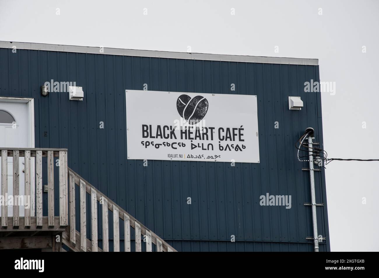 Il Black Heart Cafe bilingue insegna in inglese e Inuktitut in Masak Court a Iqaluit, Nunavut, Canada Foto Stock