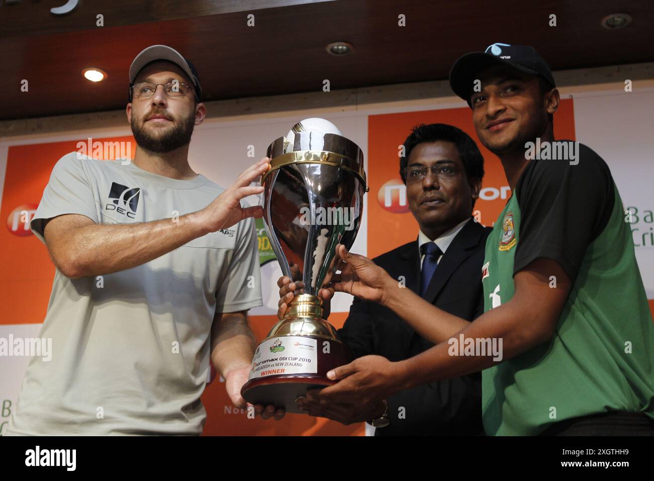 Shakib al Hasan (R) e il criketer neozelandese Danirl vettori (L) svelano il trofeo Micromax Five Match Series a Bangaldesh Cri Foto Stock