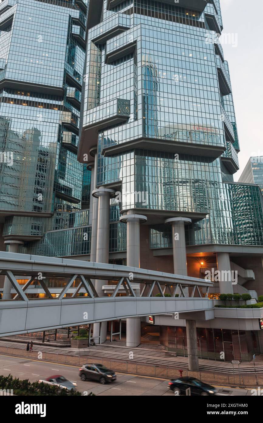 Hong Kong - 11 luglio 2017: Vista sulla strada verticale del quartiere centrale con moderni edifici per uffici. La gente comune e le auto sono in strada Foto Stock
