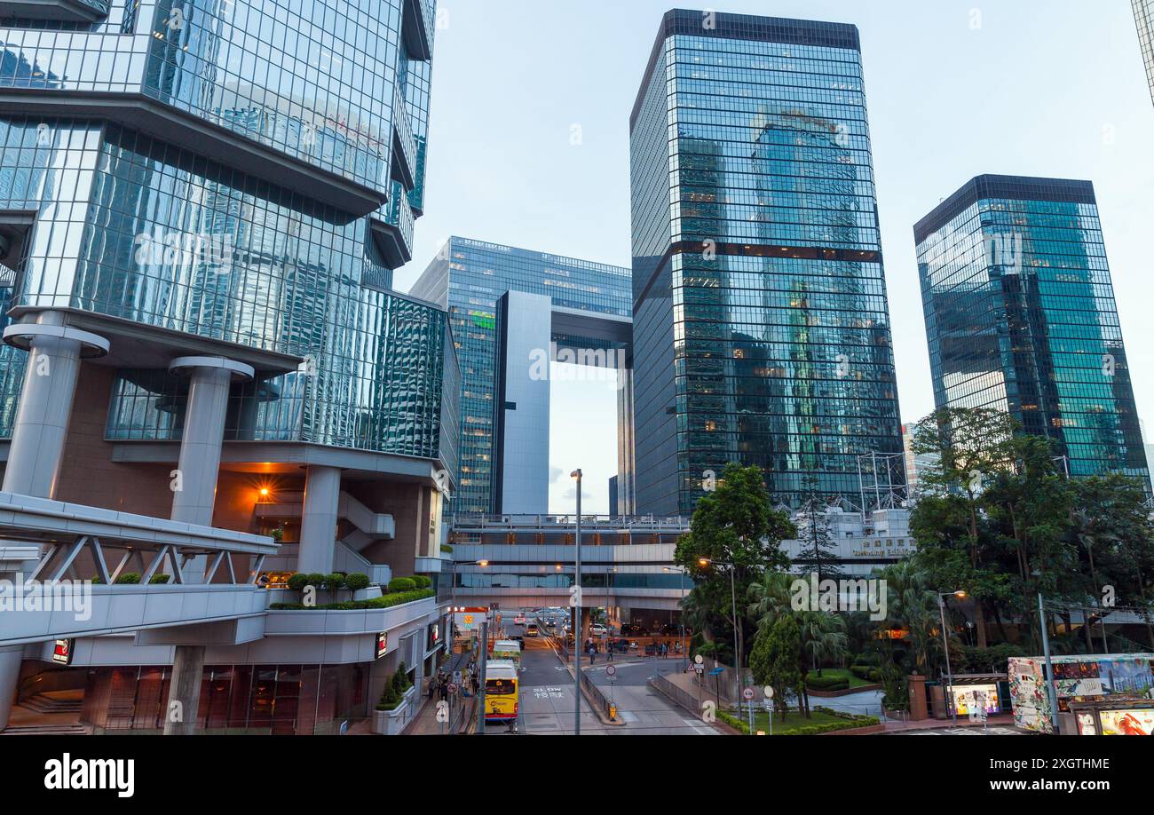 Hong Kong - 11 luglio 2017: Paesaggio urbano del quartiere centrale, skyline con moderni edifici per uffici. La gente comune e le auto sono in strada Foto Stock