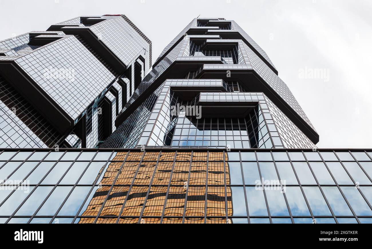 Hong Kong - 15 luglio 2017: Skyline con torri Lippo Centre sotto il cielo nuvoloso Foto Stock