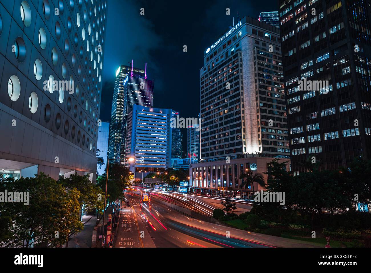 Hong Kong - 19 luglio 2017: Paesaggio urbano notturno con luci auto sfocate sull'autostrada. Distretto centrale Foto Stock
