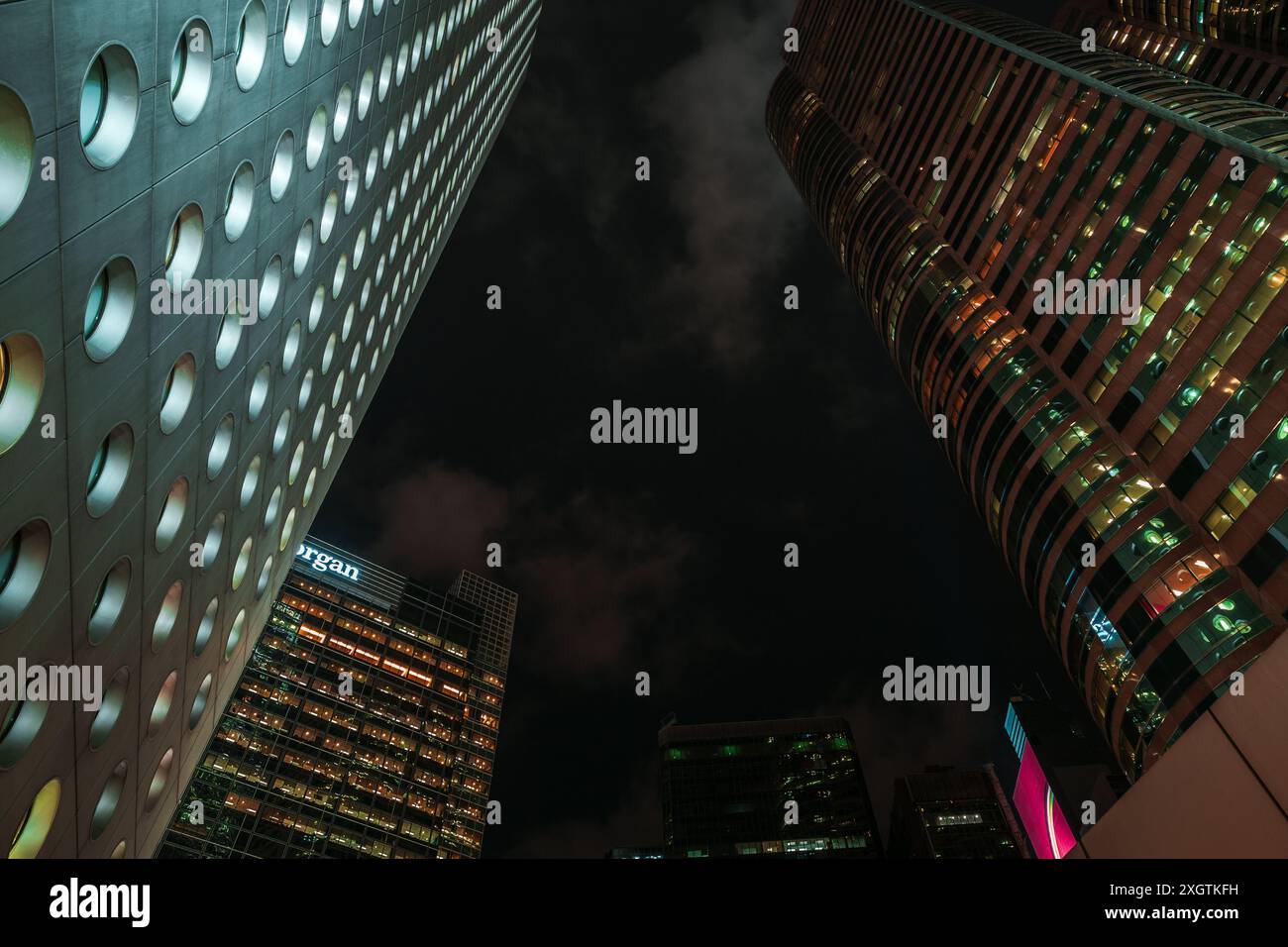 Hong Kong - 19 luglio 2017: Paesaggio urbano notturno della città di Hong Kong Foto Stock