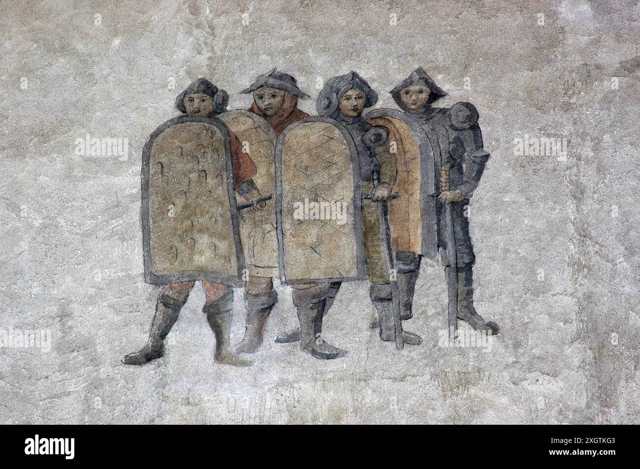 Soldati con scudi nel frammento di decorazione sopravvissuto dipinto sulla facciata di un'antica casa nel centro storico di Tábor, Boemia meridionale, Cechia. Foto Stock