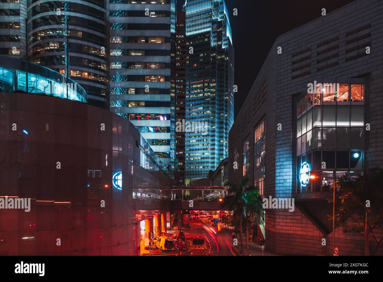 Hong Kong - 19 luglio 2017: Paesaggio urbano notturno con grattacieli sotto il cielo nuvoloso scuro, grattacieli per uffici nella città di Hong Kong Foto Stock