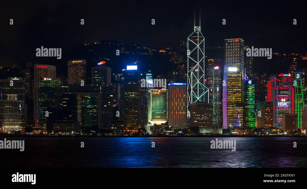 Hong Kong - 20 luglio 2017: Quartiere centrale della città di Hong Kong di notte, panorama panoramico con grattacieli illuminati Foto Stock