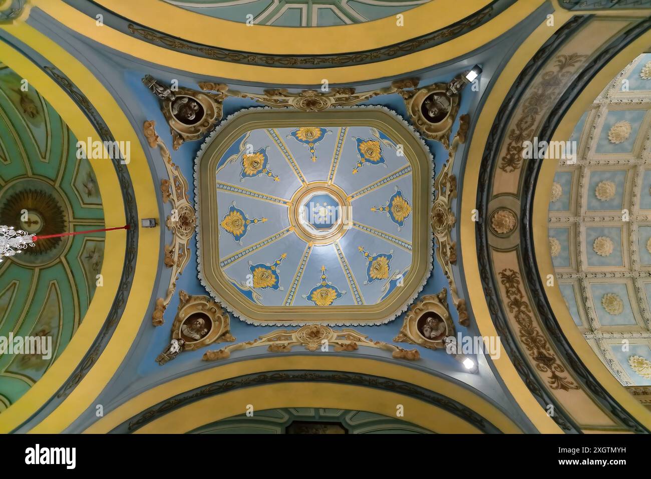 492 soffitto a cupola all'incrocio della navata centrale e del transetto che mostra decorazioni di Gesù bambino intagliate su medaglioni floreali. Santiago-Cuba Foto Stock