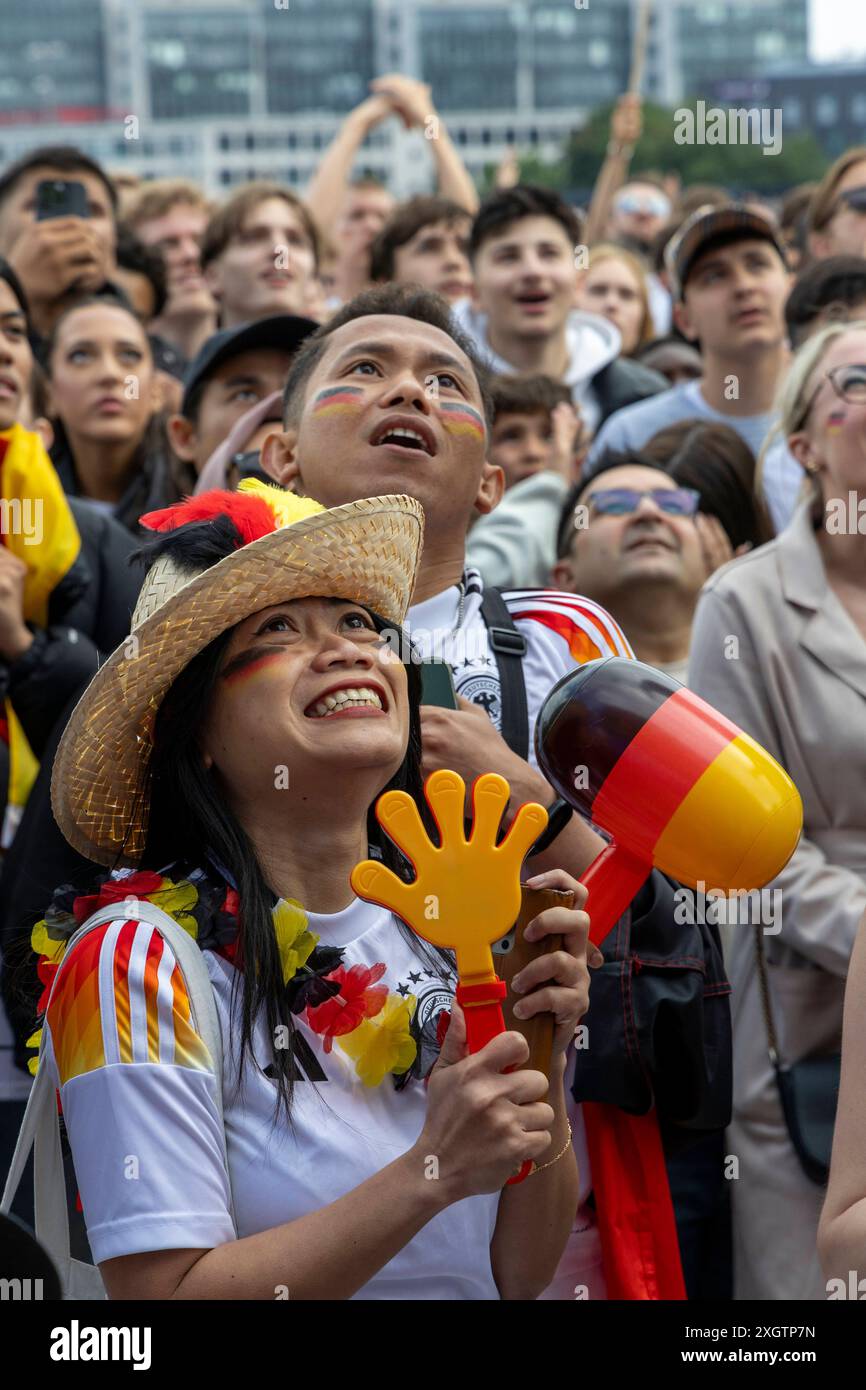 Amburgo, osservazione pubblica di Fussball EM-2024. 05.07.2024, EU, DEU, Deutschland, Amburgo: Fussball EM-2024. Vista pubblica beim Spiel Deutschland - Spanien auf dem Heiligengeistfeld a St. Pauli. UE, DEU, Germania, Amburgo, Amburgo: Campionato europeo di calcio 2024 visione pubblica della partita Germania-Spagna sull'Heiligengeistfeld di St Pauli. Foto Stock