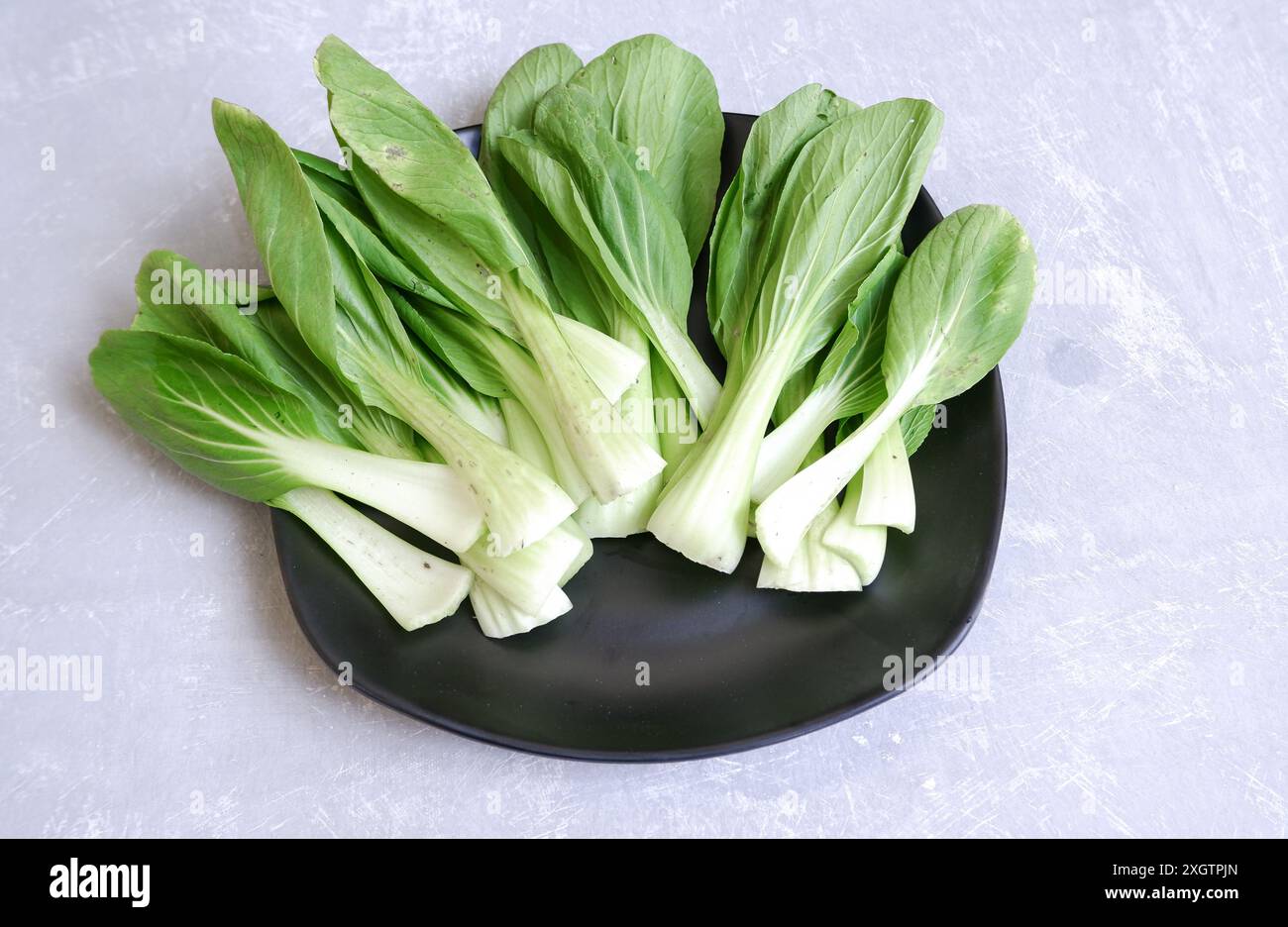 Verdure fresche di bok choy sul piatto Foto Stock