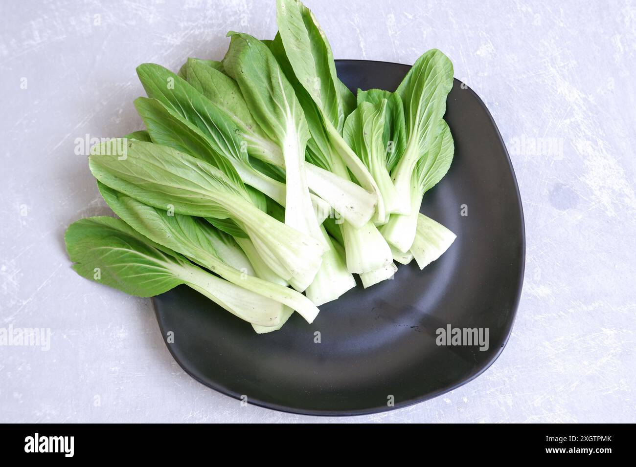 Verdure fresche di bok choy sul piatto Foto Stock