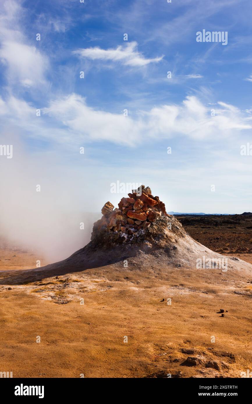 Paesaggi vulcanici con vasi di fango bollenti, fumarole fumanti, cristalli di zolfo e sorgenti di zolfo a est del lago Myvatn Foto Stock