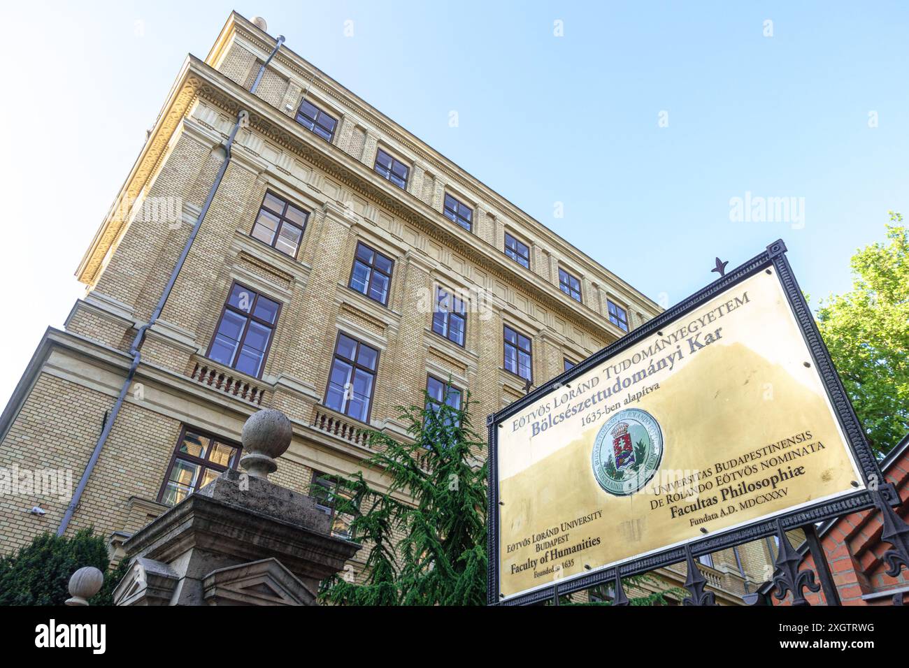 Un edificio e un cartello per la Eotvos Lorand University nel suo campus della Facoltà di lettere Foto Stock
