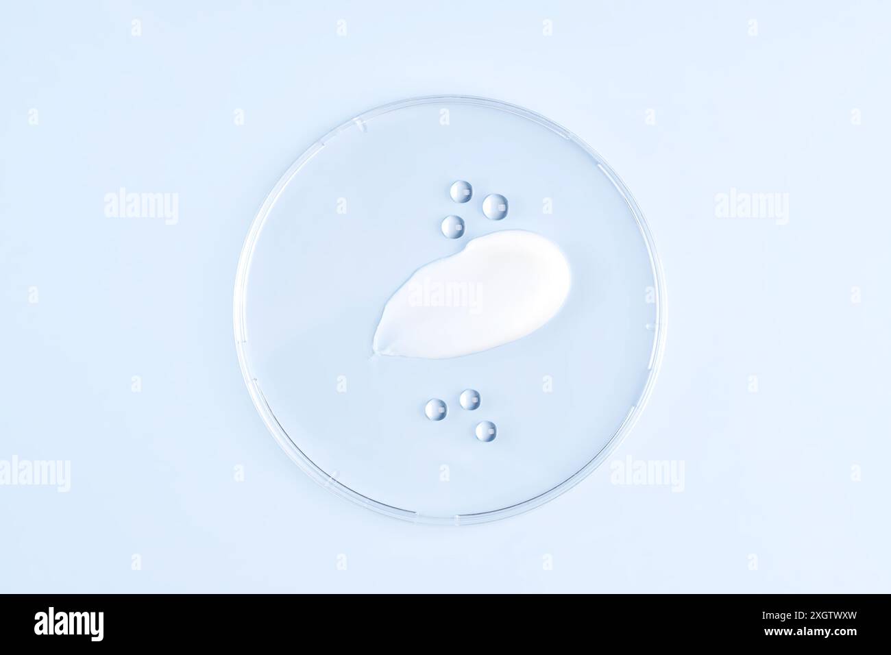 Immagine ad alta risoluzione con striature artistiche di crema cosmetica su sfondo blu, perfetta per temi di bellezza e cura della pelle Foto Stock