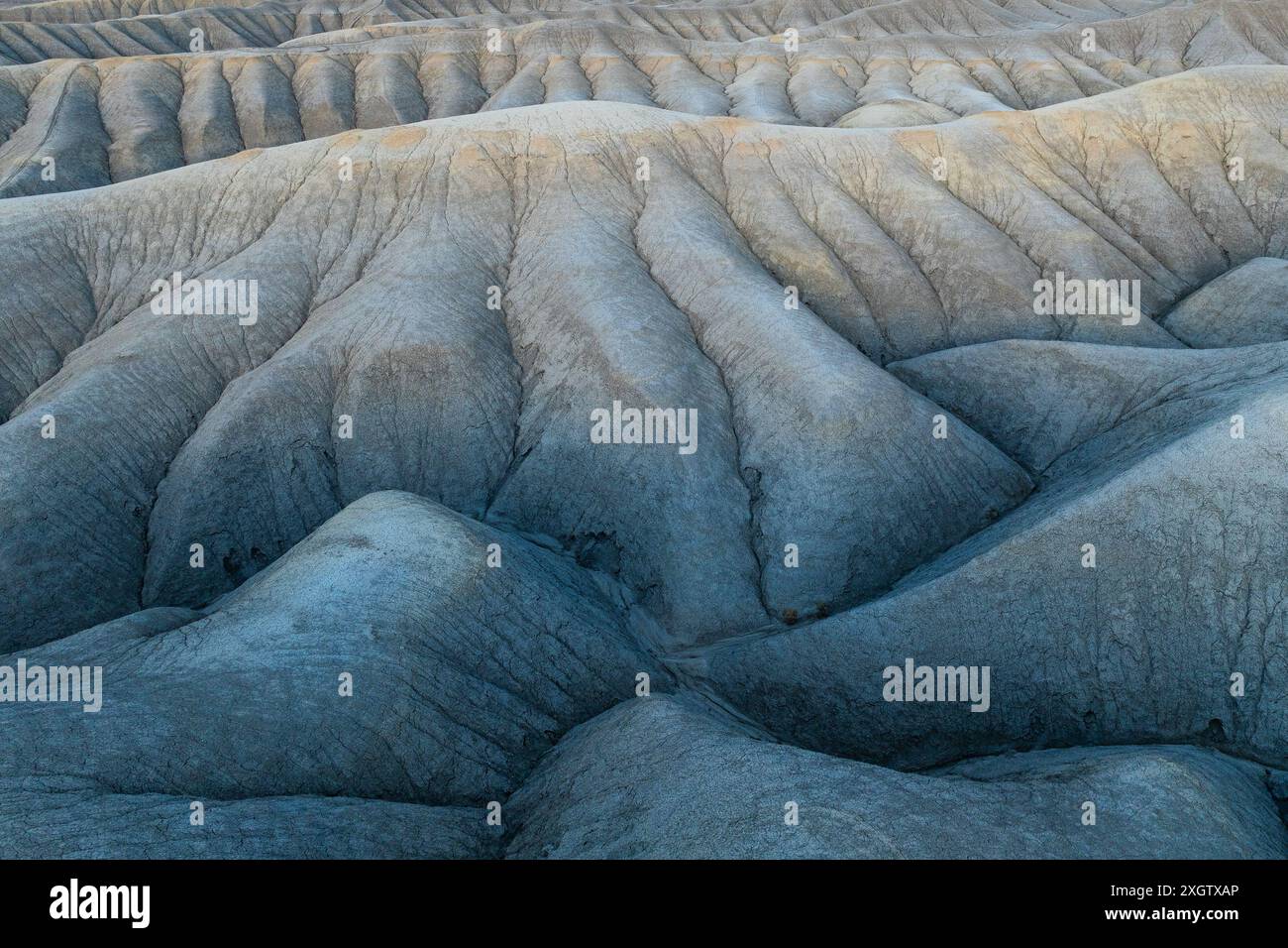 Accattivante immagine aerea che mostra la superficie dettagliata e strutturata dei calanchi, evidenziata dalla luce soffusa e dalle ombre che tracciano i contorni e. Foto Stock