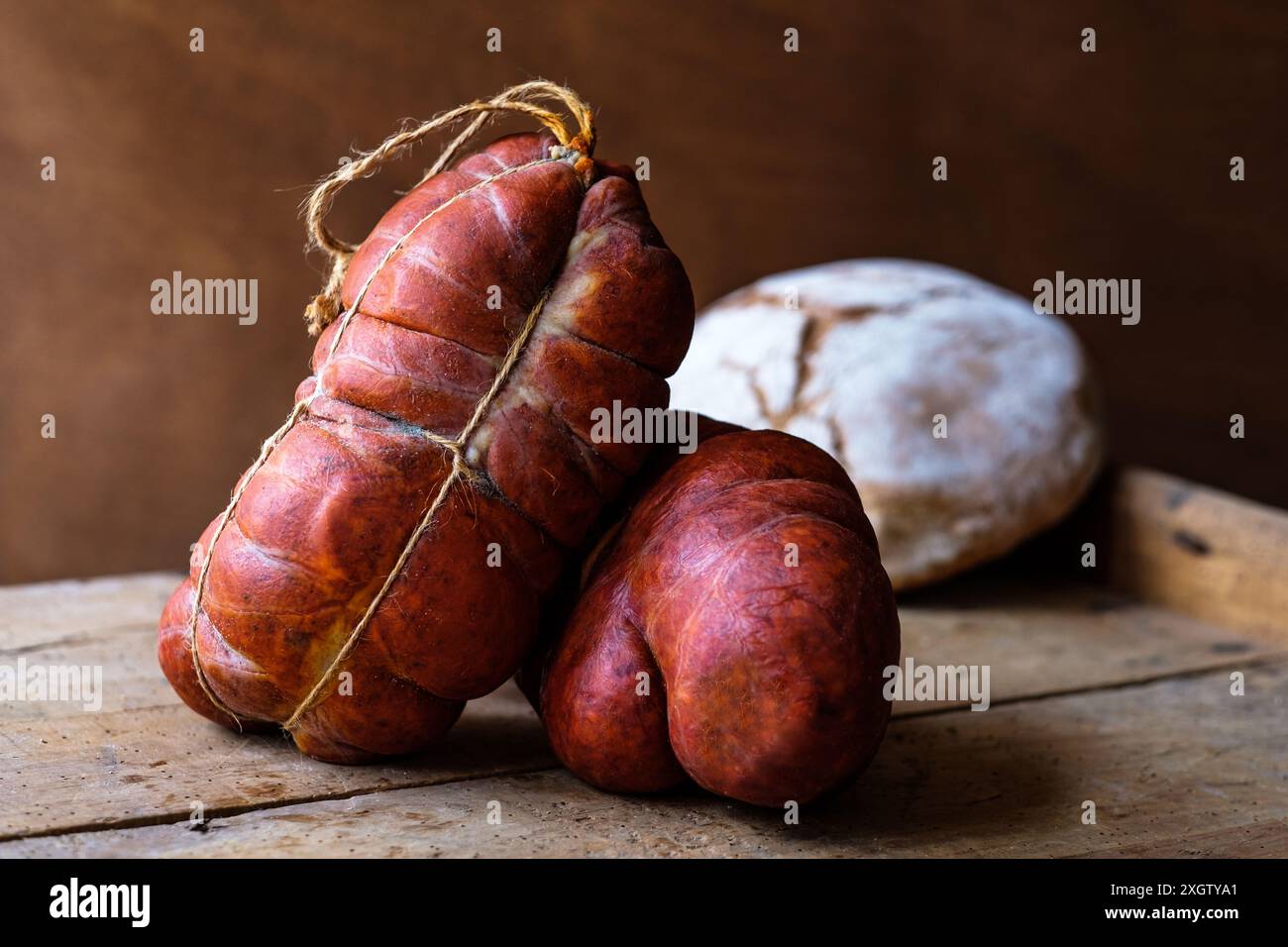 Una selezione di salumi tradizionali spagnoli, in particolare sobrasada, una salsiccia cruda e stagionata delle Isole Baleari fatta con carne di maiale macinata, Foto Stock