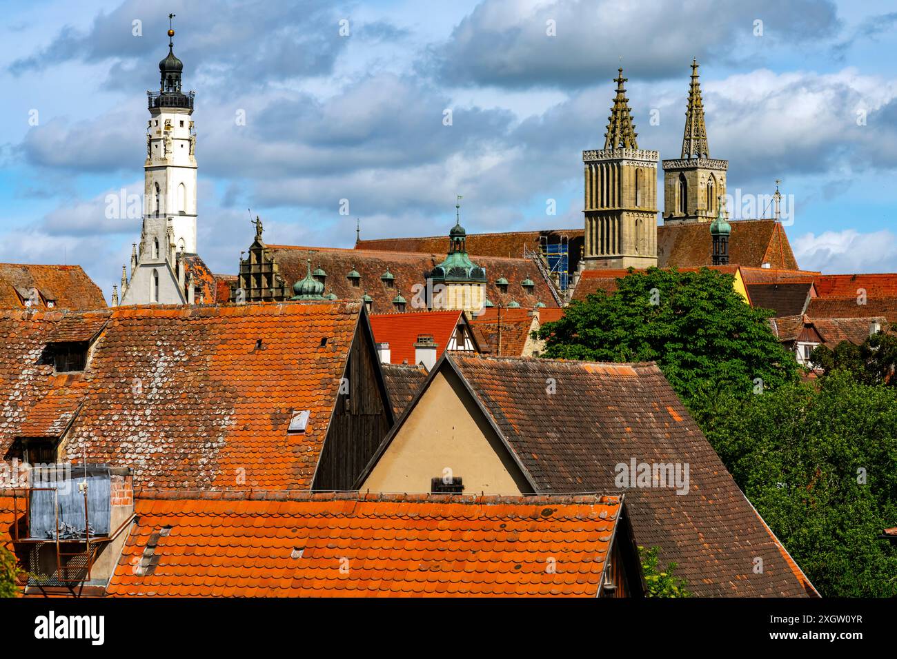 Veduta della torre dell'orologio vecchio e della chiesa di San Giacomo a Rothenburg ob der Tauber; Baviera, Germania. E' famoso per la sua citta' medievale ben conservata. Foto Stock