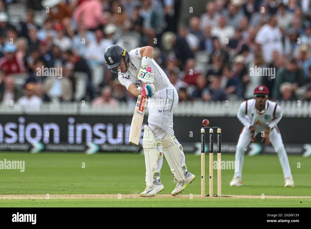 Ollie Pope of England batte la palla per quattro corse e fa 100 corse per l'Inghilterra durante il primo Rothesay test match giorno 1 Inghilterra contro Indie occidentali a Lords, Londra, Regno Unito, 10 luglio 2024 (foto di Mark Cosgrove/News Images) Foto Stock