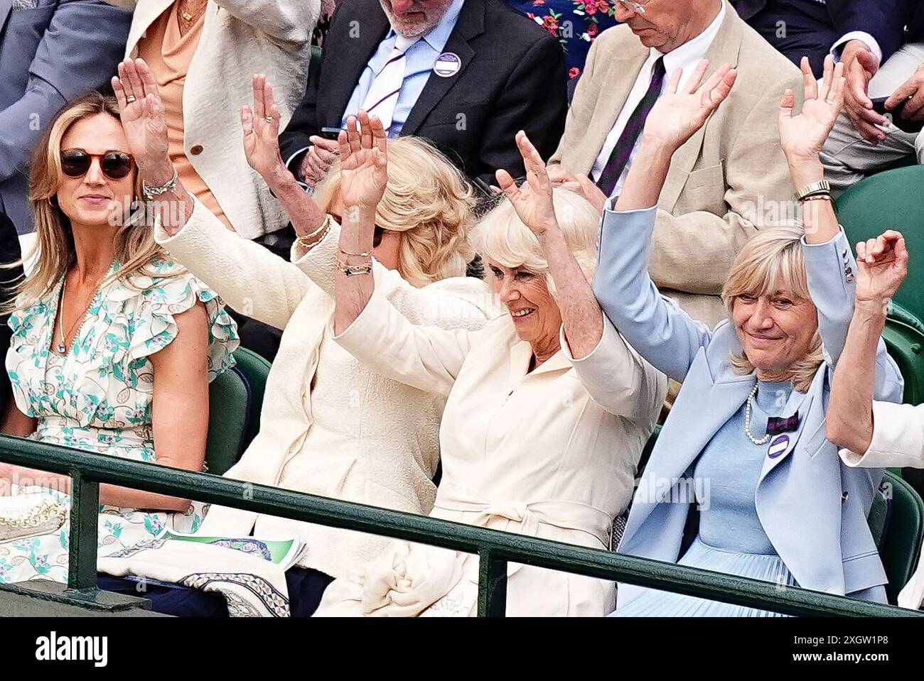 Queen Camilla (centro), Annabel Elliot (sinistra) e Debbie Jevans, presidente dell'All England Lawn Tennis Club, prendono parte a un'onda al Court One il giorno dieci dei campionati di Wimbledon 2024 all'All England Lawn Tennis and Croquet Club di Londra. Data foto: Mercoledì 10 luglio 2024. Foto Stock