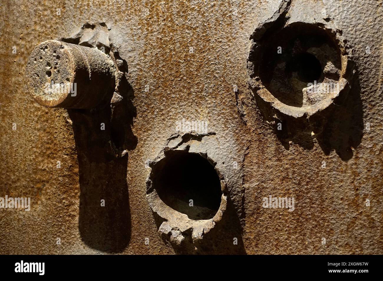 Impatto dei proiettili/conchiglie sulla piastra di prova per determinare la qualità dell'acciaio per le torrette a Fort van Liezele, museo della prima Guerra Mondiale a Puurs-Sint-Amands, Belgio Foto Stock