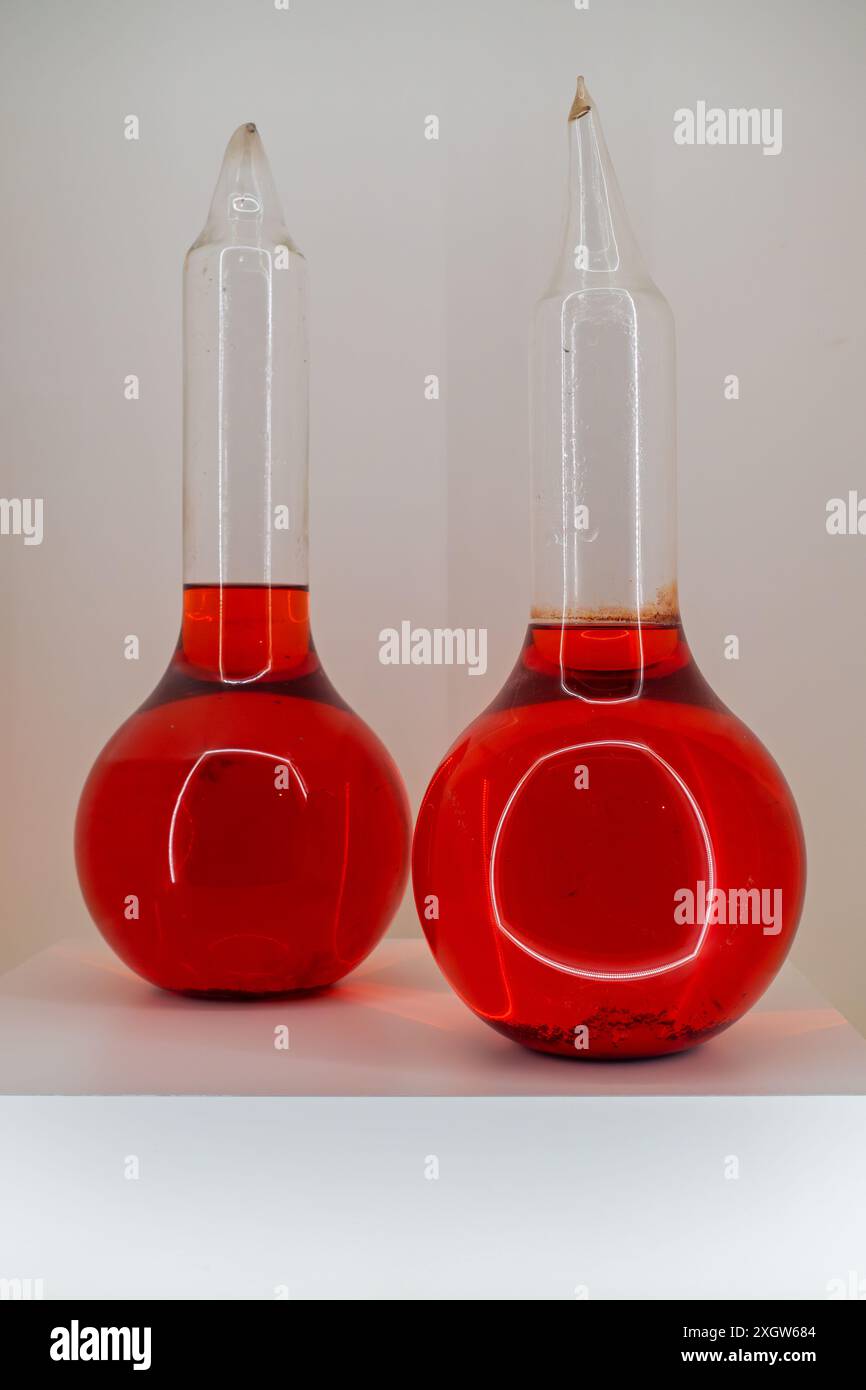 Antiche granate antincendio, estintori vintage a sfera di vetro dei primi del XX secolo riempiti di tetracloruro di carbonio / CTC Foto Stock