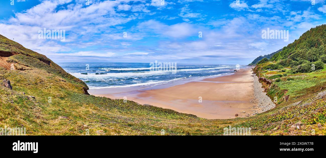Tranquilla costa dell'Oregon con colline lussureggianti e Waves from Raised View Foto Stock