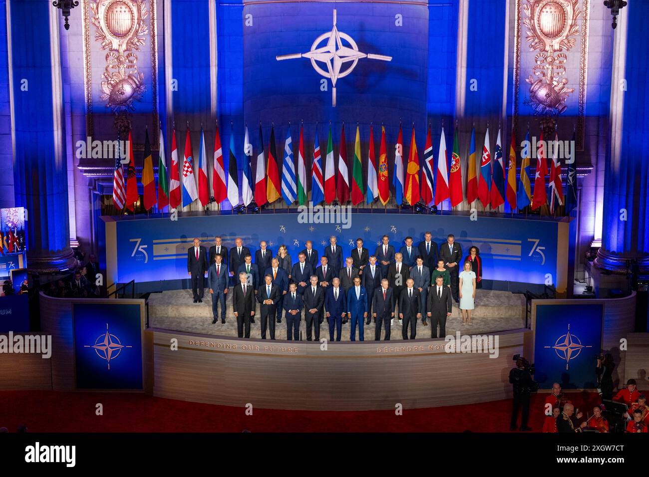 Washington, Stati Uniti. 9 luglio 2024. U. Il presidente Joe Biden, centro, si presenta con i leader della NATO per la tradizionale foto di gruppo durante la cerimonia di apertura del 75° anniversario NATO Summit presso l'Andrew W. Mellon Auditorium, 9 luglio 2024 a Washington, DC Credit: Oliver Contreras/White House Photo/Alamy Live News Foto Stock